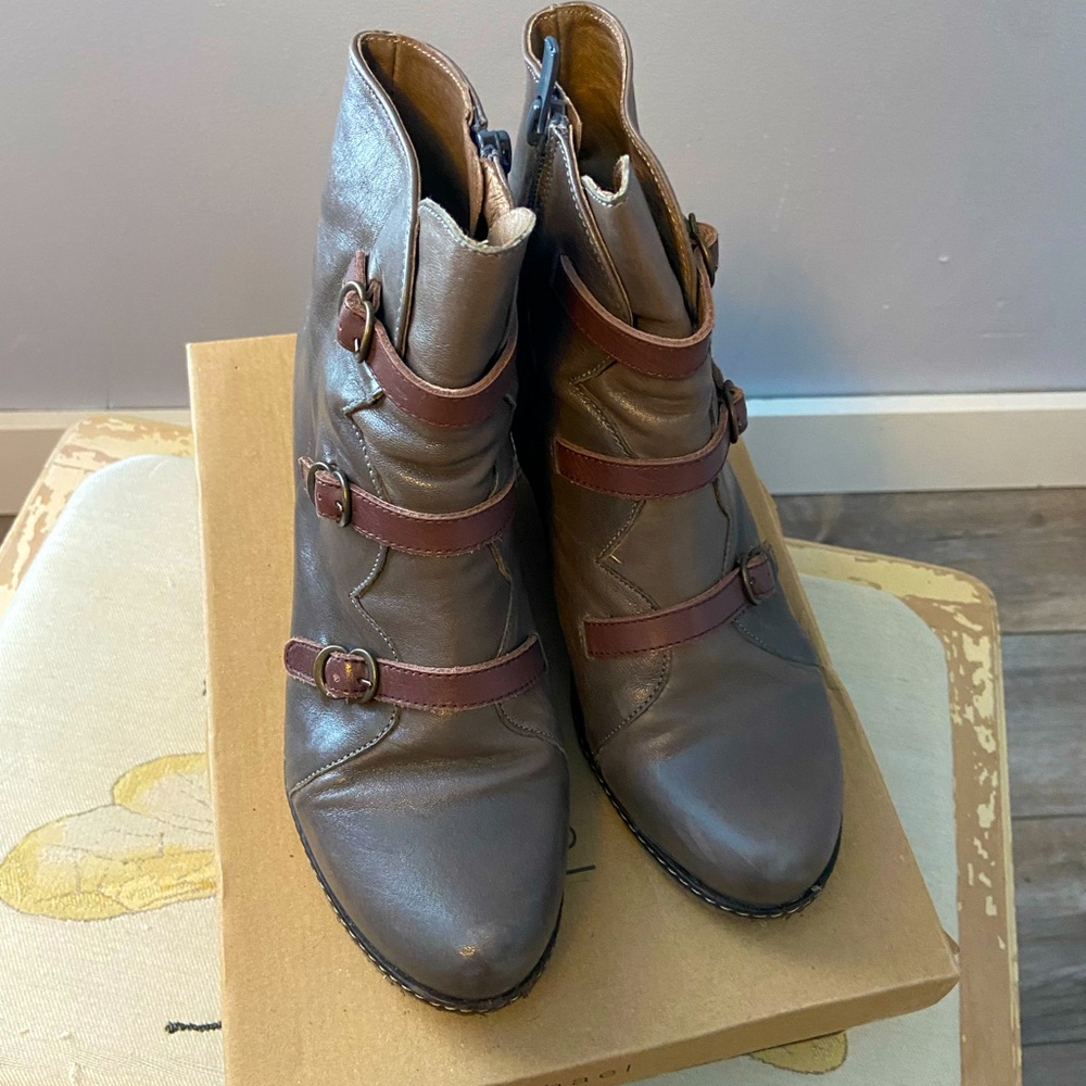 Eric Michael grey wedge booties sz 39